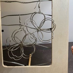 Flower wire earrings